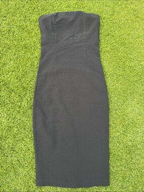 Form fitting classic Strapless Black Midi Dress - Sleek Bodycon Silhouette